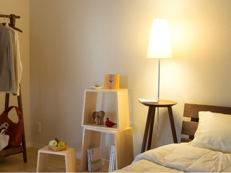 cosine/ランプテーブル -ちょっとしたテーブル付きのフロアランプ