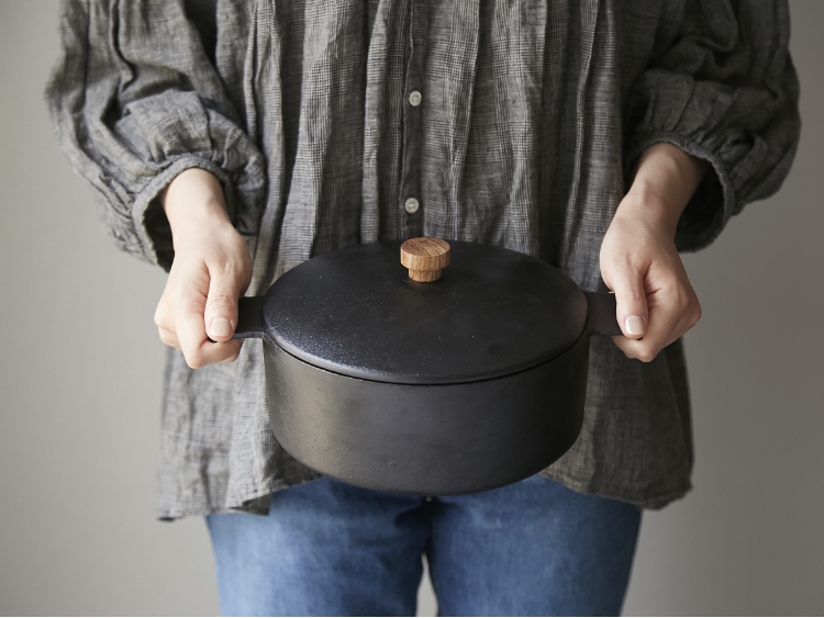 toki no niwa/鉄鋳物両手鍋 -100年使えるから一生ものになる、漆仕上げ
