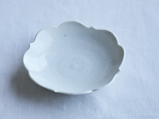 KIHARA/古白磁 菊型小皿 -素朴な風合いの、輪郭が美しい豆皿