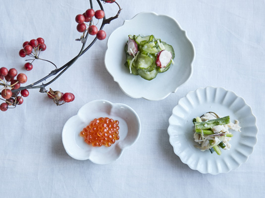 KIHARA/古白磁 菊型小皿 -素朴な風合いの、輪郭が美しい豆皿