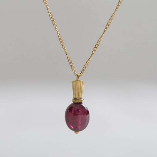 スタイルコラム | ついに宝石の女王が登場！香水瓶のような天然石