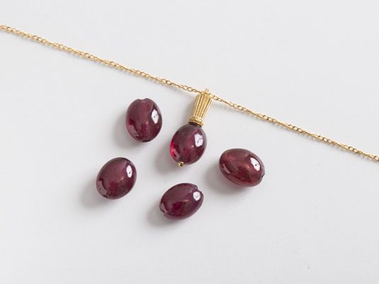 スタイルコラム | ついに宝石の女王が登場！香水瓶のような天然石