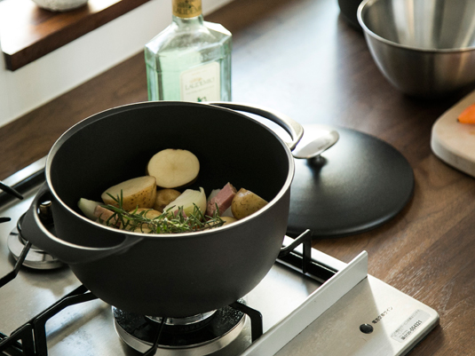 UNILLOY/キャセロール 深型 20cm -軽い鋳物ホーロー鍋で、いつもの料理