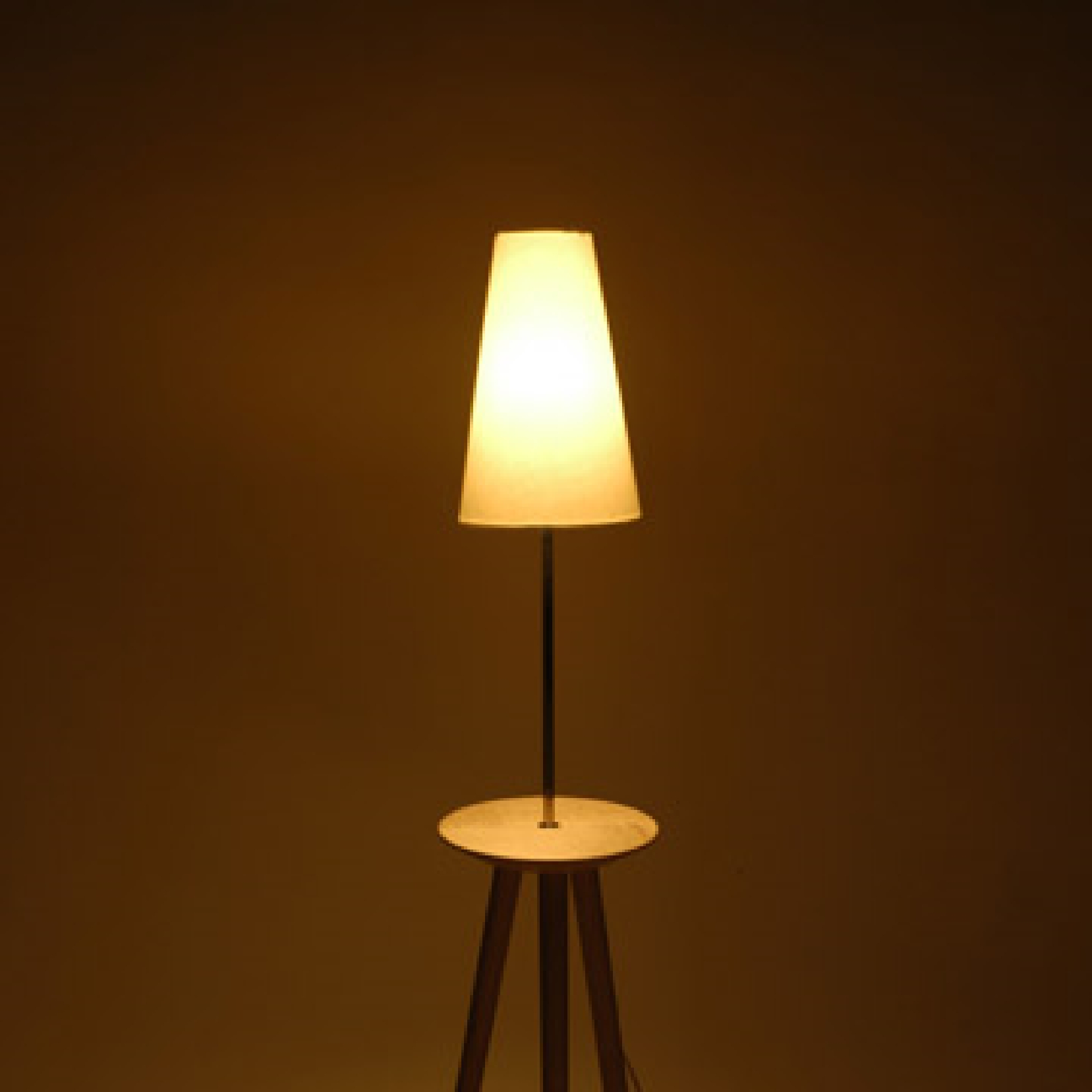 cosine/ランプテーブル -ちょっとしたテーブル付きのフロアランプ