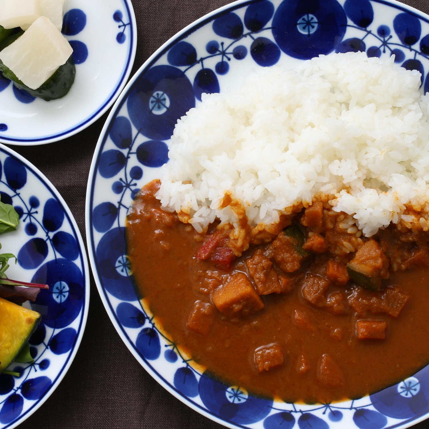 白山陶器/BLOOM ブルーム プレートL リース -瑠璃色の手描きの花柄が