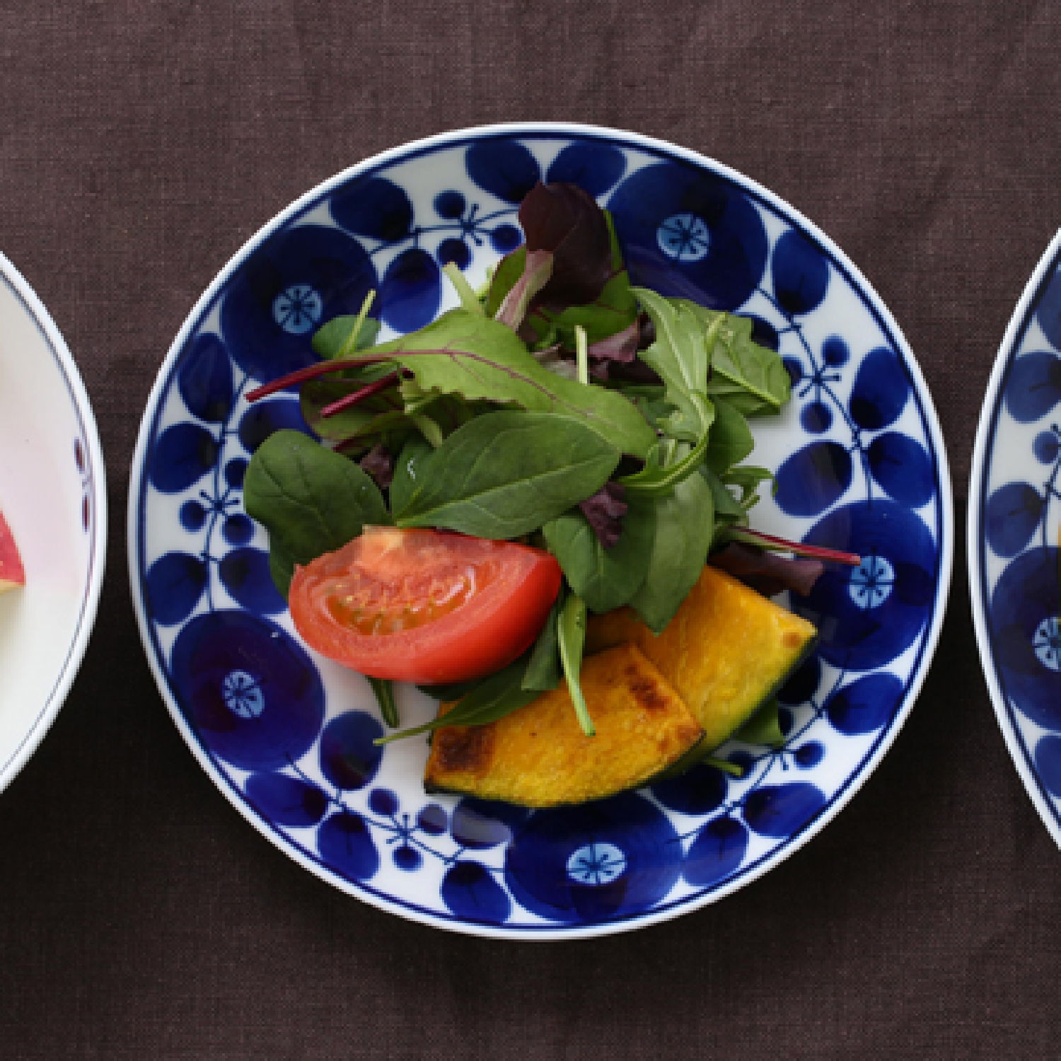 白山陶器/BLOOM ブルーム プレートS リース -瑠璃色の手描きの花柄が