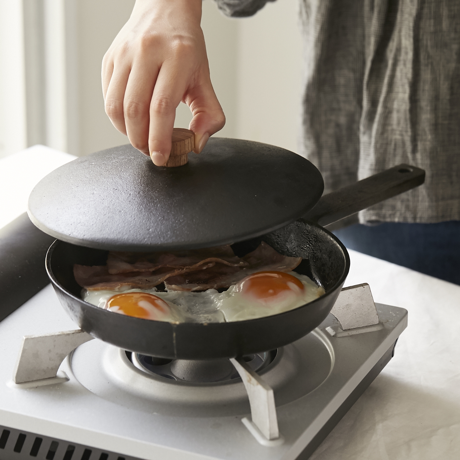 toki no niwa/鉄鋳物フタ -木のつまみが愛らしい、鋳物蓋 - スタイルストア