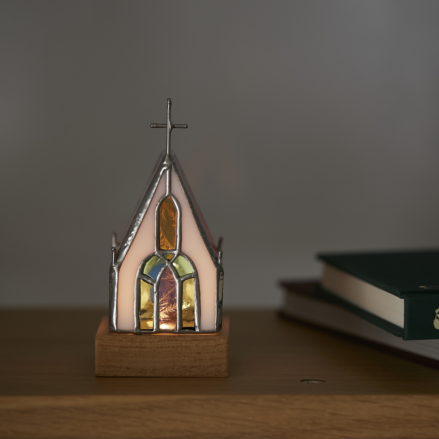 micat glass/ステンドグラスのミニチャペル 三角屋根 -光による変化を