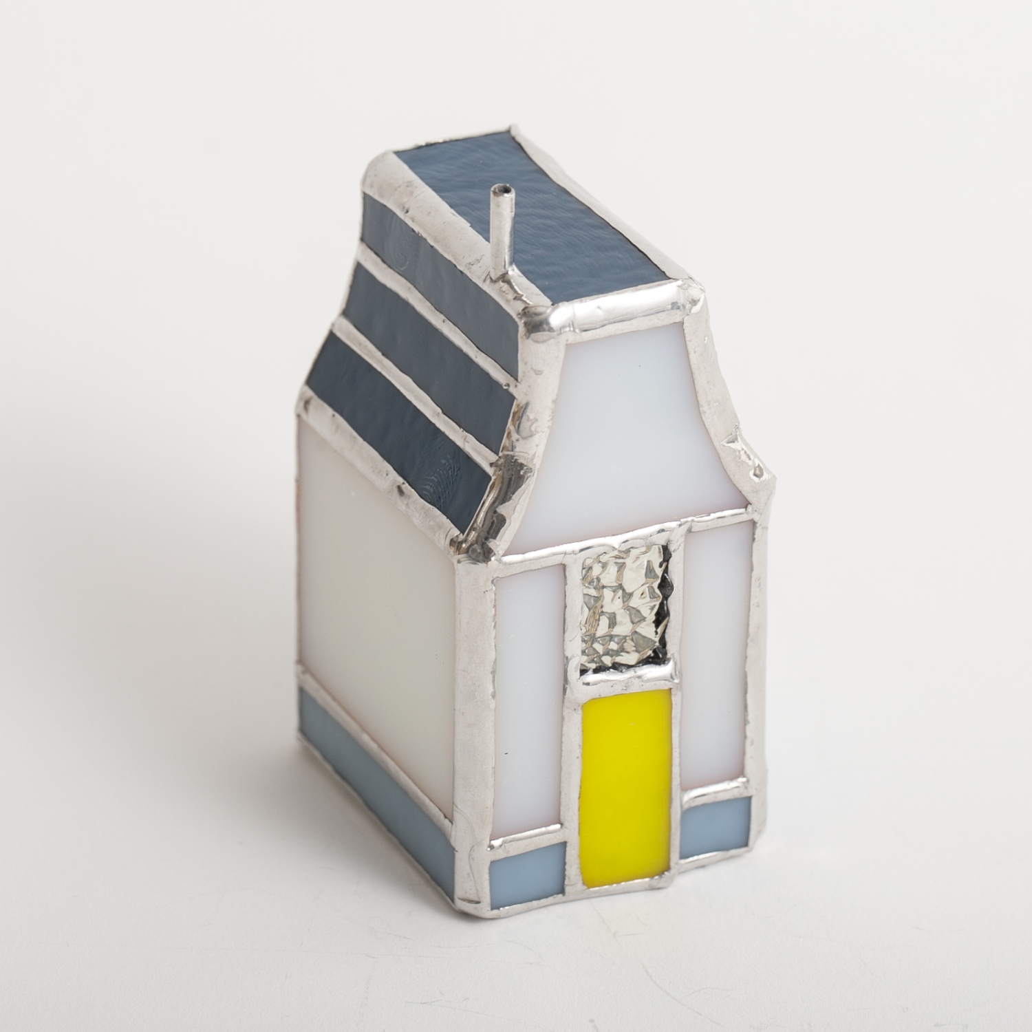 micat glass/ステンドグラスのミニホワイトハウス -光による変化を