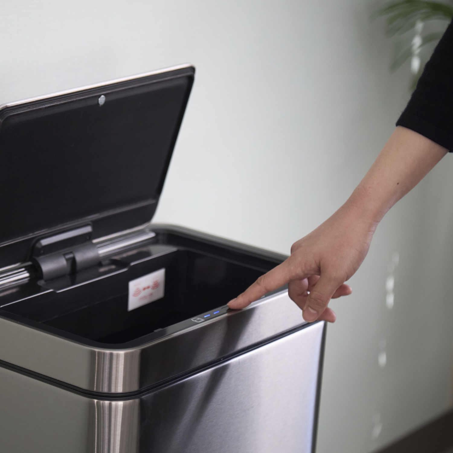 EKO/デラックスミラージュ センサービン 30L -自動開閉するから、両手