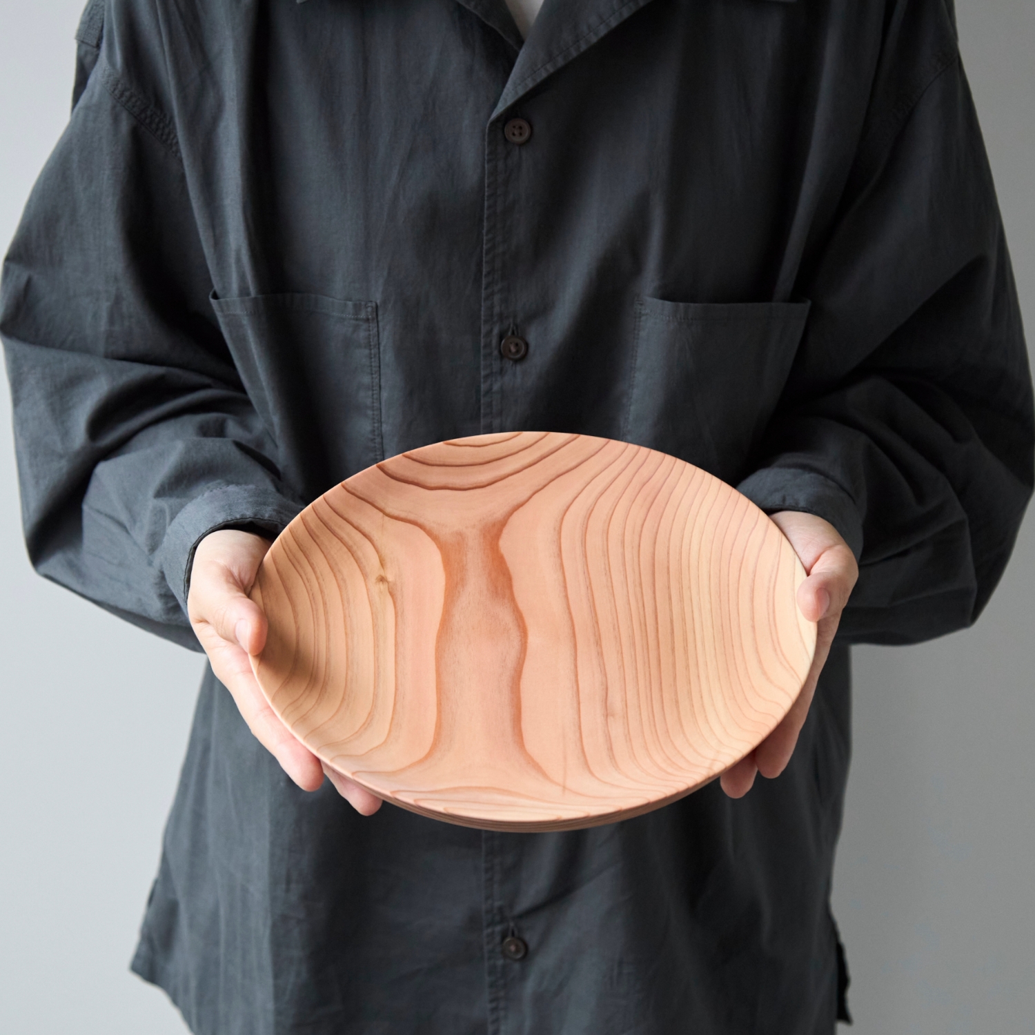 佐藤木材容器/KACOMI 八寸 黒 -秋田杉で作った驚くほど軽い、ガラス