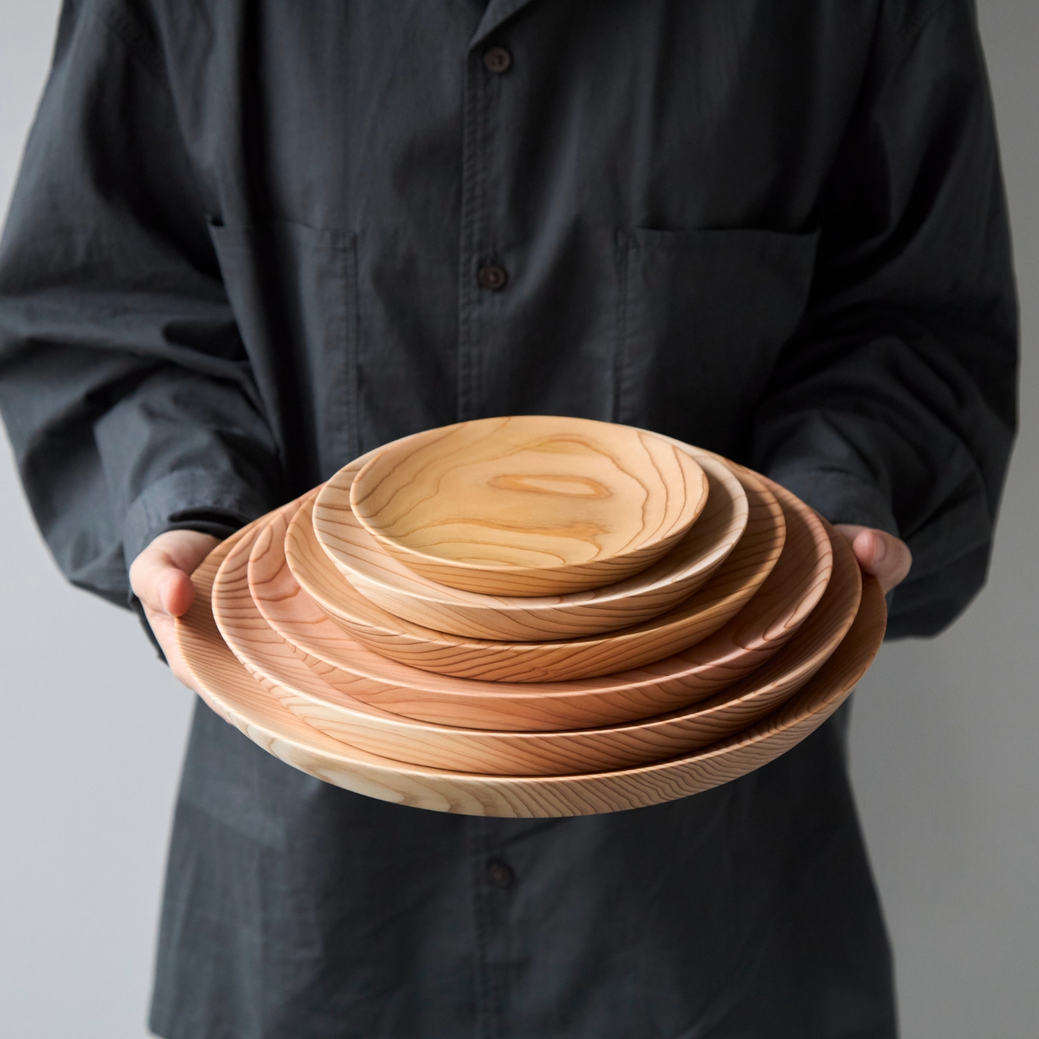 佐藤木材容器/KACOMI 八寸 黒 -秋田杉で作った驚くほど軽い、ガラス