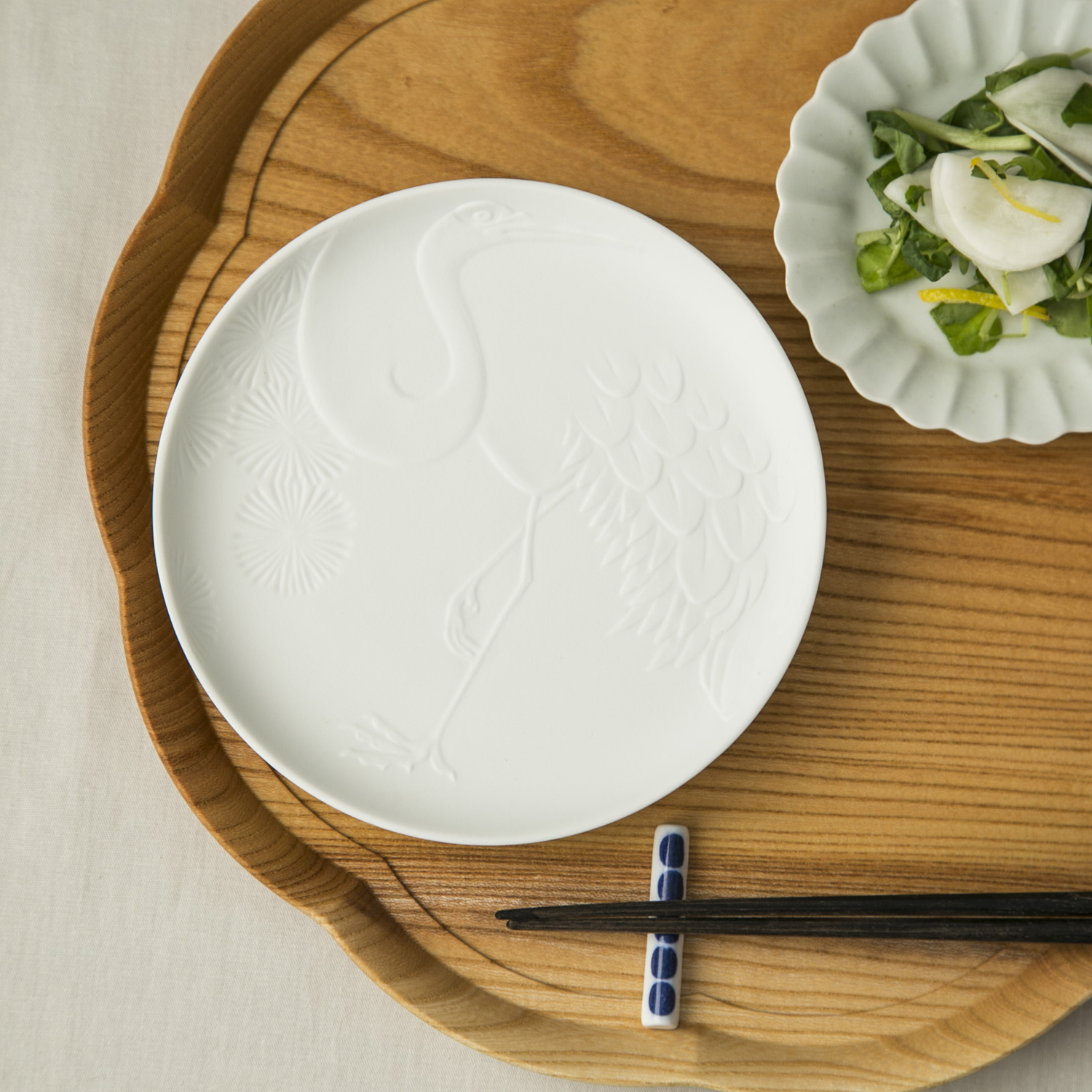 祝い皿 鶴松 -鶴と松のレリーフが施された、縁起の良い飾り皿