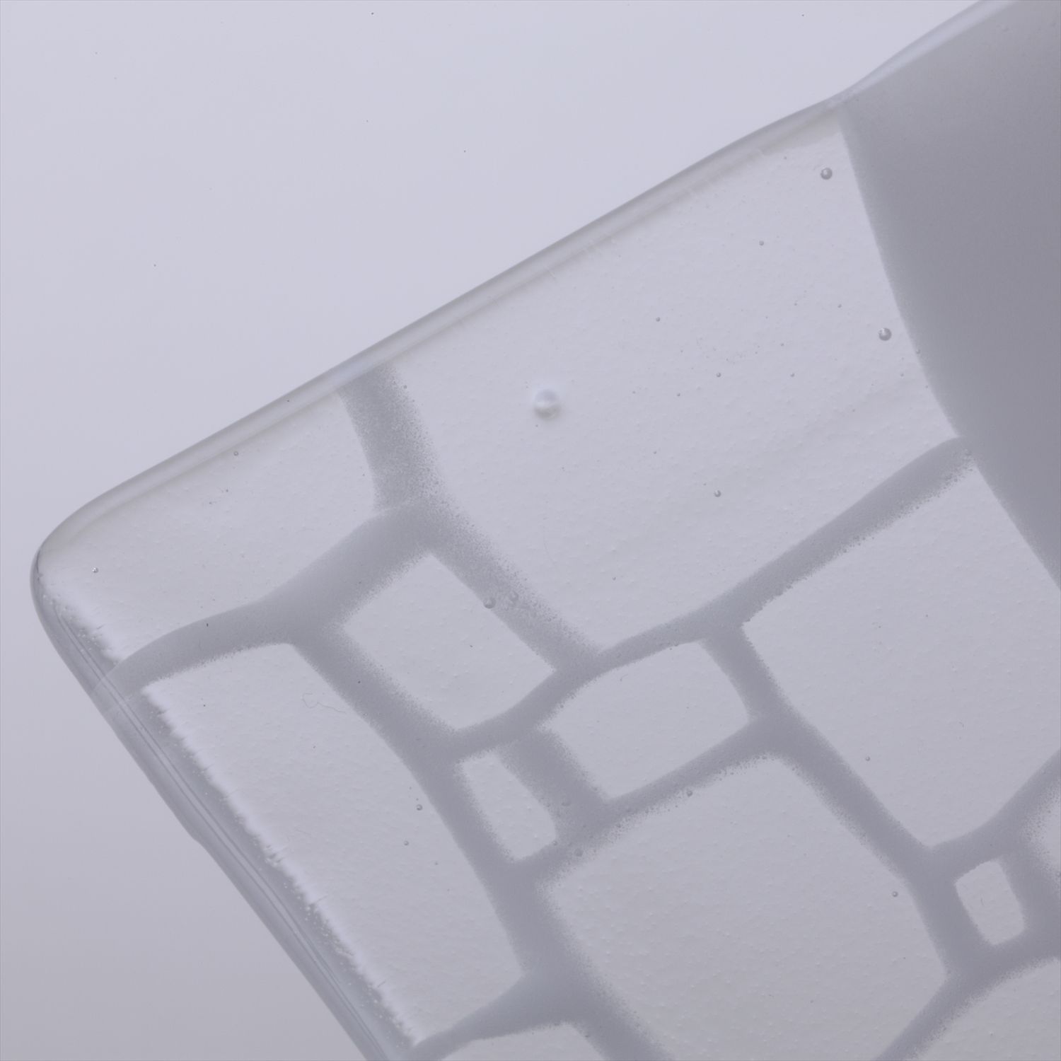 サブロウ/角皿 小 c -水の波紋をイメージした美しいモザイク柄のガラス