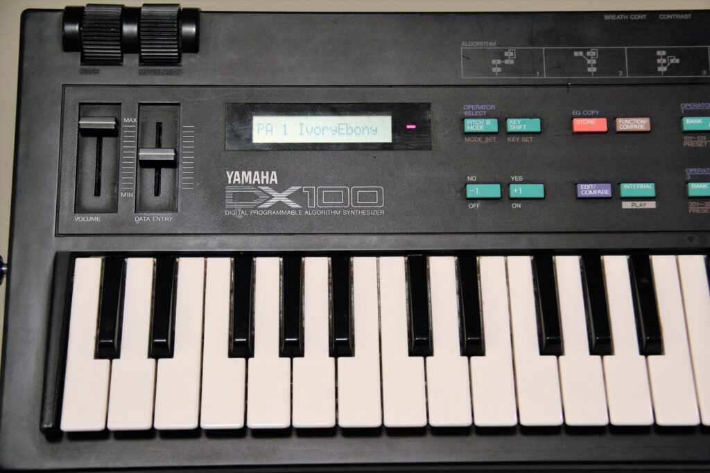 Yamaha DX100 – SynthMania